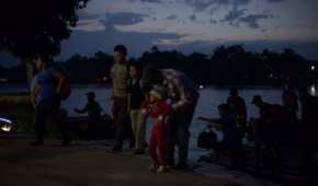 Migrantes centroamericanos arriban a México en balsas