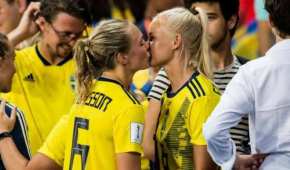 La jugadoras son pareja y juntas festejaron el triunfo de Suecia