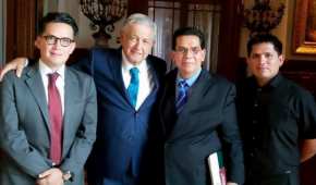 El presidente López Obrador junto a Arturo Farela (a su derecha) el 23 de febrero en Palacio Nacional