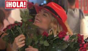 El presidente le regaló a Tania todos los ramos de rosas que traía una vendedora