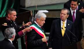 Porfirio Muñoz Ledo (derecha) observa a AMLO el día de su toma de posesión como presidente de México