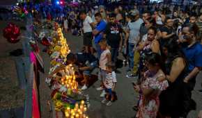 Cientos de personas encienden veladoras por los muertos en un centro comercial de El Paso, Texas