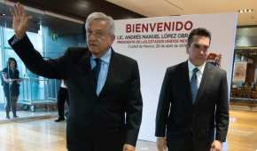 Andrés Manuel López Obrador y Alejandro Moreno Cardenas durante una reunión de la Conago en abril