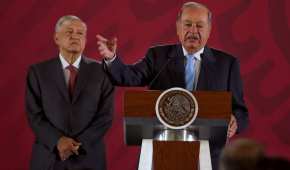 AMLO observa a Carlos Slim durante una conferencia de prensa desde Palacio Nacional