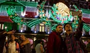 Las luces que iluminan los alrededores del Zócalo de la CDMX, dónde habrá de realizarse un festival cultural el 15 de septiembre