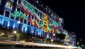 Las luces que adornan los alrededores del Zócalo de la Ciudad de México