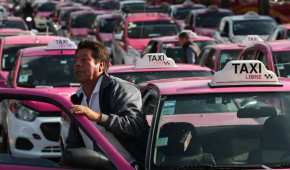 Este lunes taxistas se manifestaron para exigir 'piso parejo' ante apps como Uber y DiDi