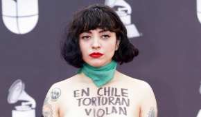 La cantante mostró sus senos con la leyenda "En Chile torturan, violan y matan" por los recientes actos de represión en su país