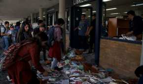 Luego de los destrozos en la librería, estudiantes ayudaron a regresar los libros