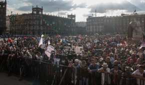 Concentración de ciudadanos en el Zócalo para conmemorar el 2 de octubre