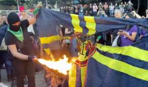 Mujeres queman una bandera del América en señal de protesta