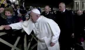 El papa Francisco perdió la paciencia cuando una mujer lo jaló del brazo