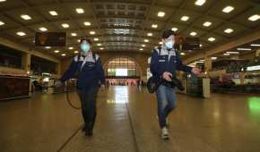 Trabajadores desinfectan la estación de trenes de Wuhan para evitar la propagación del coronavirus