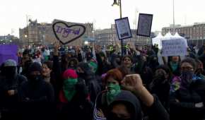 Decenas de mujeres fueron a Palacio Nacional a exigir un alto a los feminicidios
