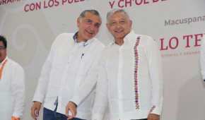 El gobernador Adán Augusto López acompaña al presidente López Obrador durante su vista del domingo a Tabasco