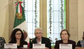 Sánchez Cordero (en medio) indicó que las movilizaciones de mujeres son necesarias