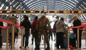 La policía controla el ingreso de pasajeros a la principal terminal de trenes de Milán