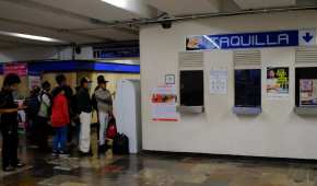 Los usuarios del Metro tuvieron que usar las máquinas automáticas pues las taquillas manuales estuvieron cerradas