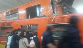 Usuarios del metro intentan salir tras el choque de dos unidades en la estación del Metro