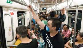 Dos hombres viajan con mascarilla a bordo del Sistema de Transporte Colectivo Metro