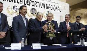 Nacho Trelles durante la entrega de su reconocimiento “Glorias de la Crónica Deportiva”