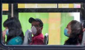 Los pasajeros usan máscaras mientras viajan en autobús para evitar la propagación del coronavirus en la CDMX