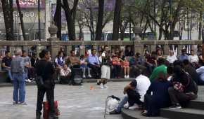 Frente a Bellas Artes decenas de capitalinos se aglomeran para ver los shows de los ambulantes