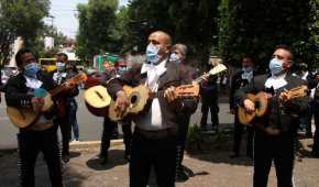 Con música, mariachis 'echan porras' a médicos, enfermeras y pacientes por la pandemia del COVID-19