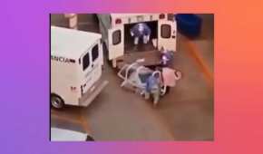 Un paciente fue trasladado a una unidad médico y fue tirado al suelo por los camilleros