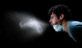 Las partículas más pequeñas de saliva son las que hacen que el virus permanezca un tiempo en el aire