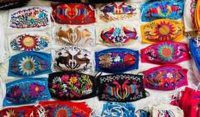 Mujeres artesanas han comenzado a confeccionar mascarillas con bordados