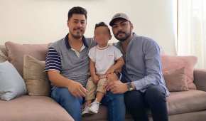 La familia Alcantar-Vela junto a su pequeño hijo Emiliano