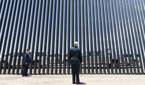 Donald Trump contempla la nueva barrer fronteriza que se levantó en la frontera entre México y EU