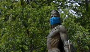 Estatuas de la Alameda Central de Toluca amanecieron con cubrebocas, invitando a no bajar la guardia