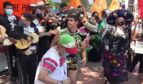 Un grupo de mexicanos llevó mariachi a AMLO