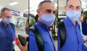 A su llegada al aeropuerto de Chiapas, algunas personas increparon al subsecretario de Salud
