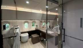 Un de los baños que hay adentro del avión presidencial