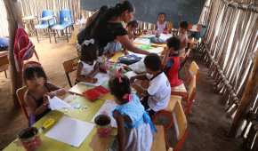 Una escuela en la comunidad Nahua de Xayakalan, en Michoacán, tiene una escuela de 4 salones hecha de ramas