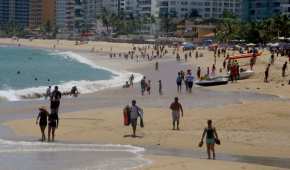 Las playas de Acapulco ya comenzaron a recibir turistas pese a pandemia de COVID-19