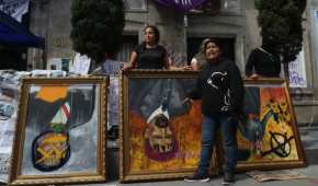 La manifestantes pusieron en subasta los cuadros pintados en forma de protesta