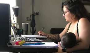 La mujer publicó esta foto como muestra de que puede concentrarse en estudiar mientras amamanta a su hija