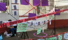 Las mujeres colocaron letreros donde señalan a Muñoz Ledo como abusador