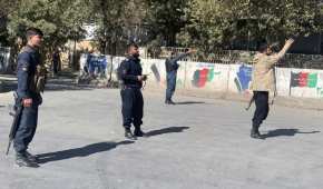 Policías afganos llegan al lugar dl ataque, ocurrido este lunes