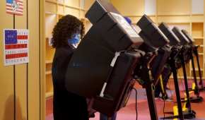 Ciudadanos estadounidenses acuden a los centros de votación para definir su destino político