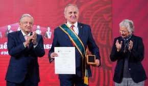 Jesús Seade, subsecretario de América del Norte, recibió la condecoración 'Miguel Hidalgo' en Grado Banda