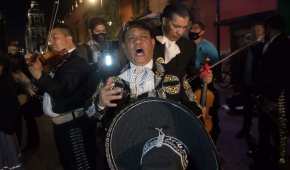 Simpatizantes de Andrés Manuel  se congregaron en las afueras de Palacio Nacional, para llevarle serenata