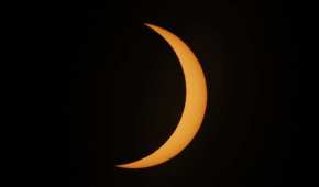 La luna se mueve a través del sol durante un eclipse solar en el camino de la totalidad en Piedra del Águila, Argentina