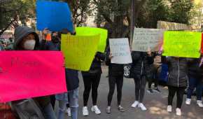 Unas 50 mujeres protestaron en la sede de Morena en la CDMX