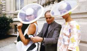El diseñador de modas Pierre Cardin y dos modelos posan en París