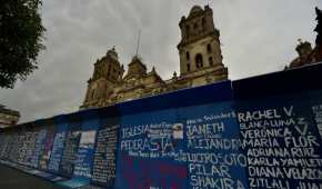 Cientos de nombres fueron plasmados en las vallas que rodean el Palacio de Gobierno y la Catedral en la CDMX